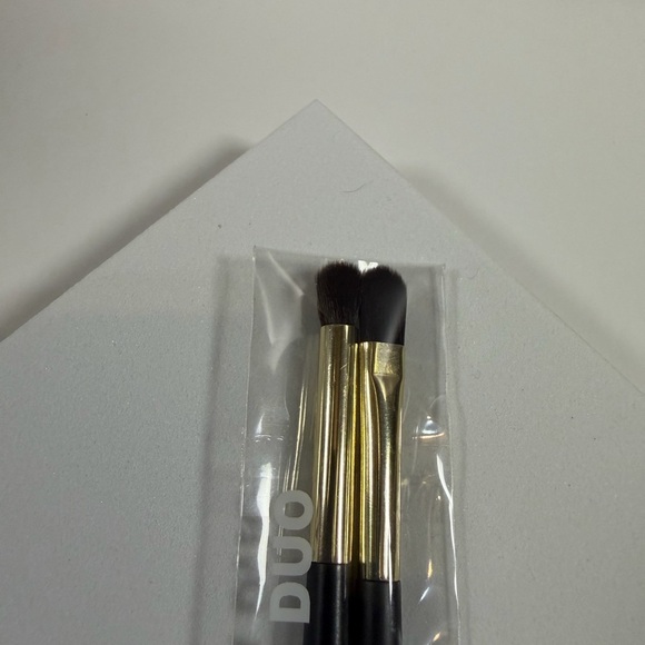 🧡10/$10 Concealer & Eyeshadow Brush Duo - Picture 2 of 7